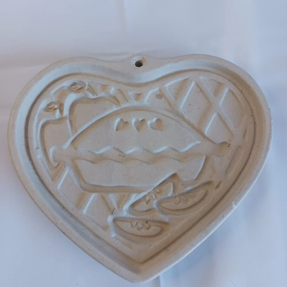 Two Pampered Chef Family Heritage Winter Wreath Welcome Home Heart Cookie Molds